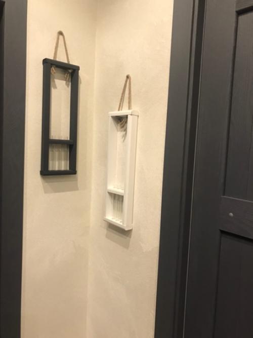 Закончили работу в коридоре и кухне, в двухкомнатной квартире, расположенной прямо. 07