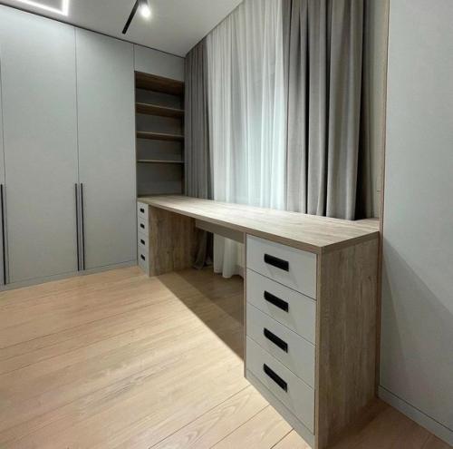 Идея организовать стол непосредственно возле окна многим кажется привлекательной. 03