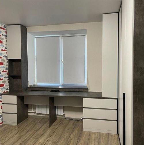 Идея организовать стол непосредственно возле окна многим кажется привлекательной. 02