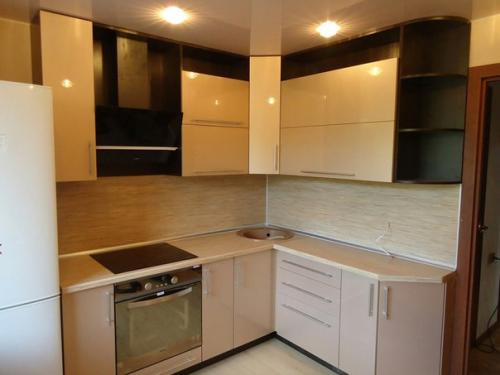 Классический из всех самых традиционных контрастов - это сочетание черного и белого цветов в рамках одного интерьера. 01