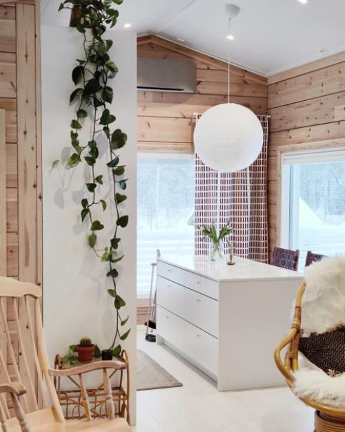 Уютная снежная зима в Финляндии: интерьер деревянного дома с потрясающим видом из окна. 05