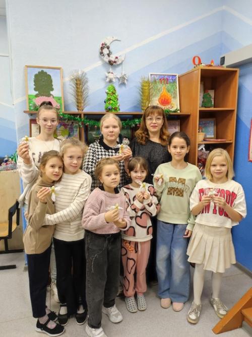 Рождественский ангел. Рождественский ангел - популярное праздничное украшение, традиционно размещаемое на самой верхушке рождественской елки.