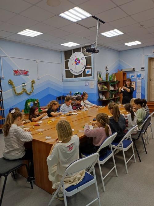 Рождественский ангел. Рождественский ангел - популярное праздничное украшение, традиционно размещаемое на самой верхушке рождественской елки. 01