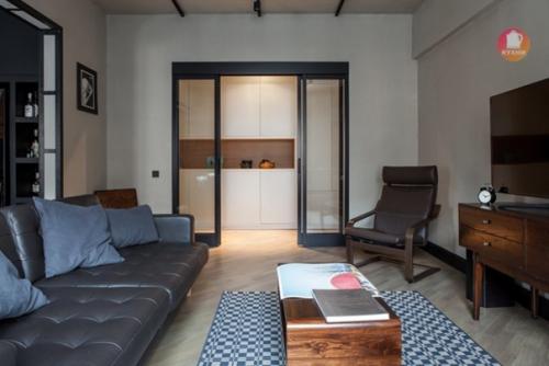 Интерьер кухни - гостиной с атмосферой виски - бара, монохромными решениями и декором в черном цвете. 07