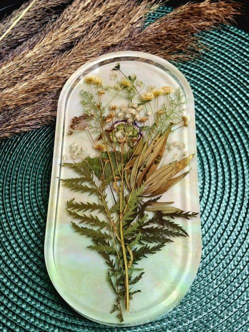 Поднос из эпоксидной смолы с луговыми травами - это настоящая Находка для подарка, который подчеркнёт вашу заботу и внимание к близким.  