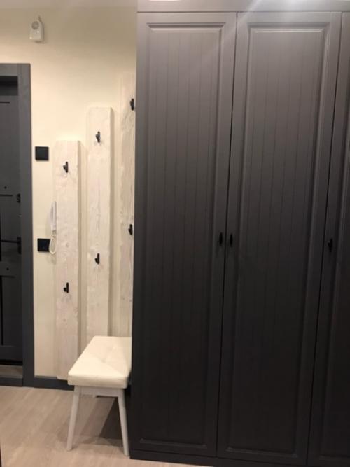 Закончили работу в коридоре и кухне, в двухкомнатной квартире, расположенной прямо. 06