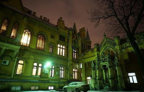 Знаменитый двор готического особняка кельха отреставрировали. 02