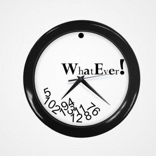 Необычные настенные часы в интерьере гостиной. 01