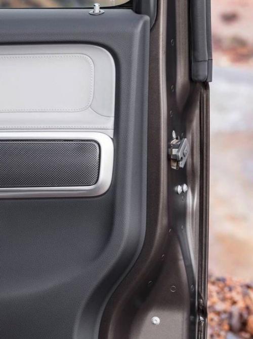 Mercedes показал салон гелендвагена нового поколения. 05