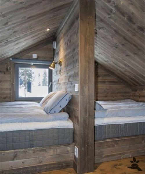 Удачные идеи обустройства спального места на мансарде. 02