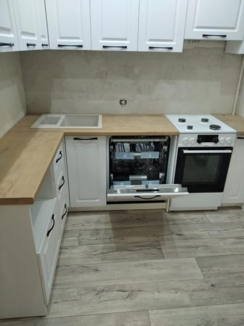 Можно с уверенностью сказать, что это один из самых универсальных и актуальных вариантов для кухни на все времена. 02