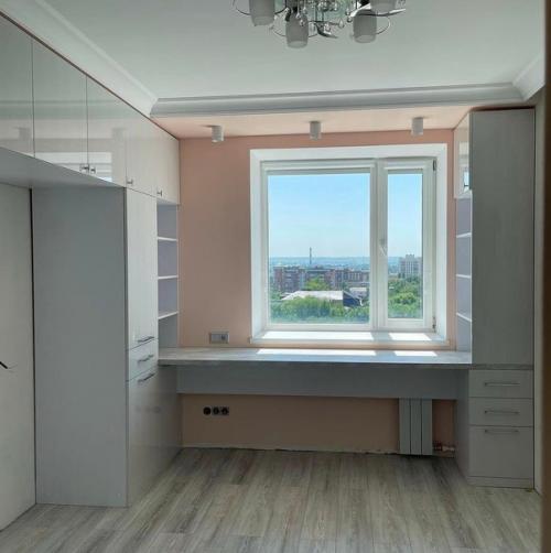 Идея организовать стол непосредственно возле окна многим кажется привлекательной. 04