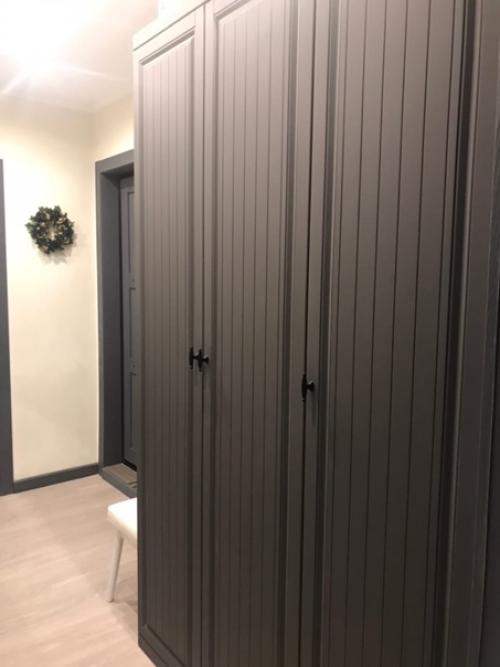 Закончили работу в коридоре и кухне, в двухкомнатной квартире, расположенной прямо. 03