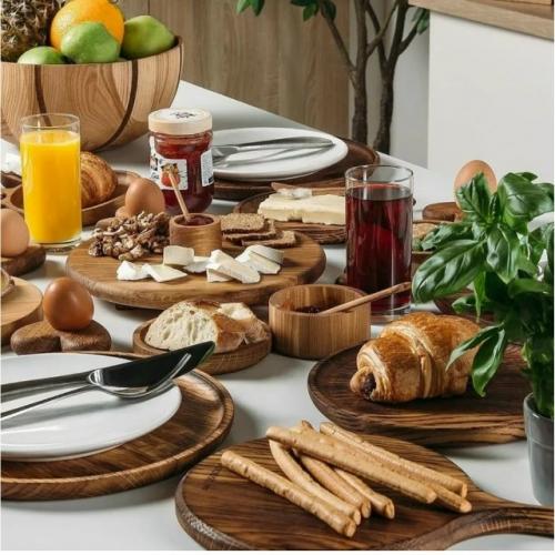 Мода на деревяную посуду возвращается вместе с популяризацией экологичных материалов, деревенской и природной тематики в интерьере.  