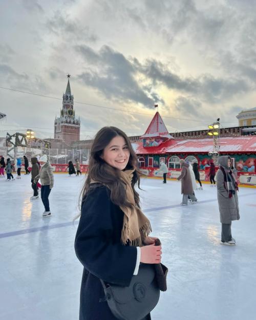 С приходом зимы город меняется: окна квартир начинают светиться огнями, витрины украшены и переливаются всеми цветами радуги.  