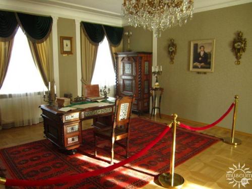 Стоит у речки синей, дом родной, где ждет меня любимая и верная. 03