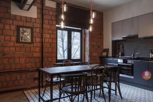 Интерьер кухни - гостиной с атмосферой виски - бара, монохромными решениями и декором в черном цвете. 02