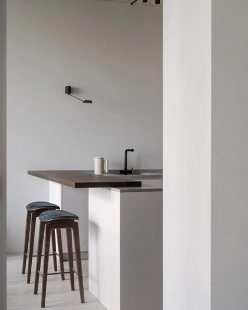 Интерьер в стиле минимализм с ванной в спальне. 01