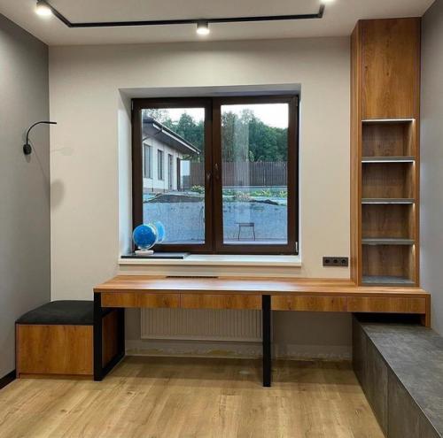 Идея организовать стол непосредственно возле окна многим кажется привлекательной. 08