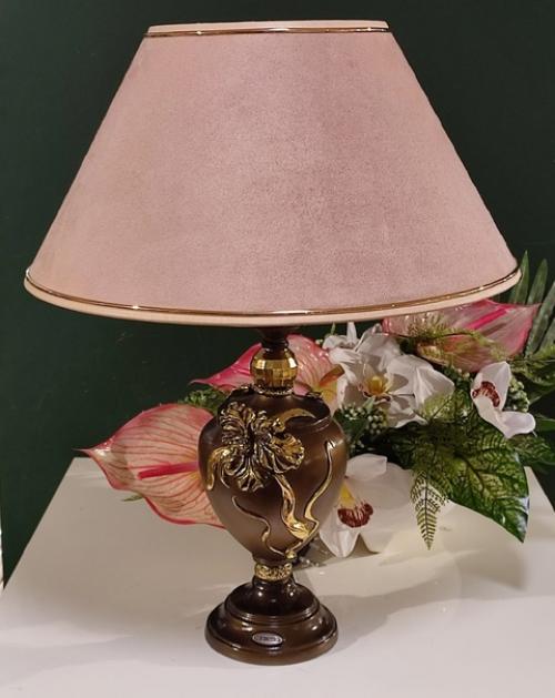 Изысканная и элегантная настольная лампа придает атмосферу особого тепла и уюта любому интерьеру. 05