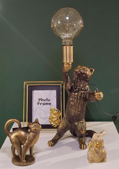 Изысканная и элегантная настольная лампа придает атмосферу особого тепла и уюта любому интерьеру. 02