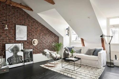 Этот уютная скандинавская гостиная в стиле лофт находится на мансардном этаже. 01