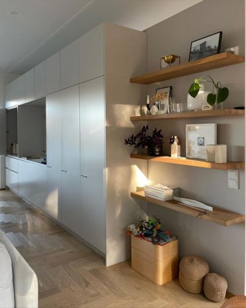 Немного финской деревянной эстетики в интерьере просторного дома с панорамными окнами. 07