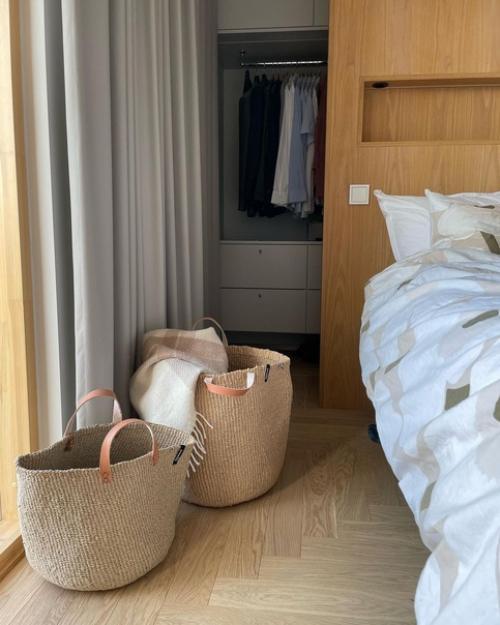 Немного финской деревянной эстетики в интерьере просторного дома с панорамными окнами. 01