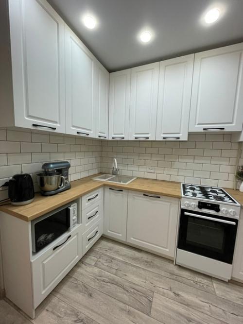 Можно с уверенностью сказать, что это один из самых универсальных и актуальных вариантов для кухни на все времена. 01