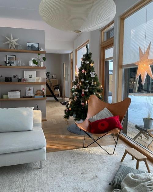 Немного финской деревянной эстетики в интерьере просторного дома с панорамными окнами. 03