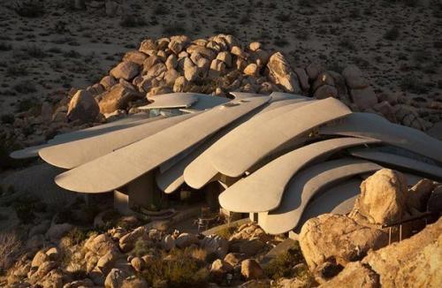Необычная вилла - призрак расположена в глубине пустыни Joshua Tree (Калифорния), выполнена из бетона, стекла, стали и меди. 01