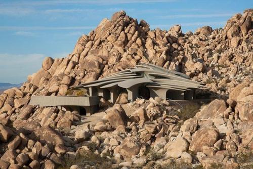 Необычная вилла - призрак расположена в глубине пустыни Joshua Tree (Калифорния), выполнена из бетона, стекла, стали и меди. 03