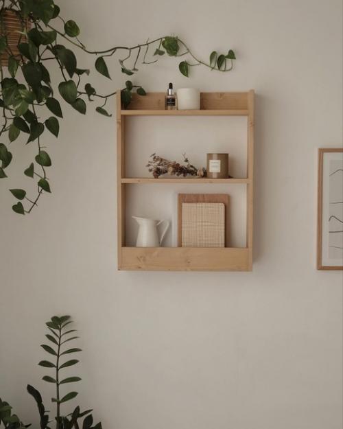 Мебель из натуральной древесины прекрасно смотрится на фоне белых стен, при этом отлично сочетается с такими материалами как лен, ротанг и джут. 03