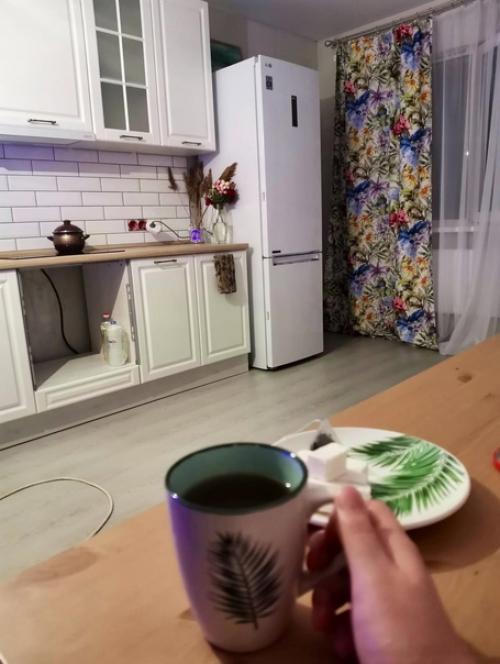 Небольшая кухня. Светлая и уютная. 01