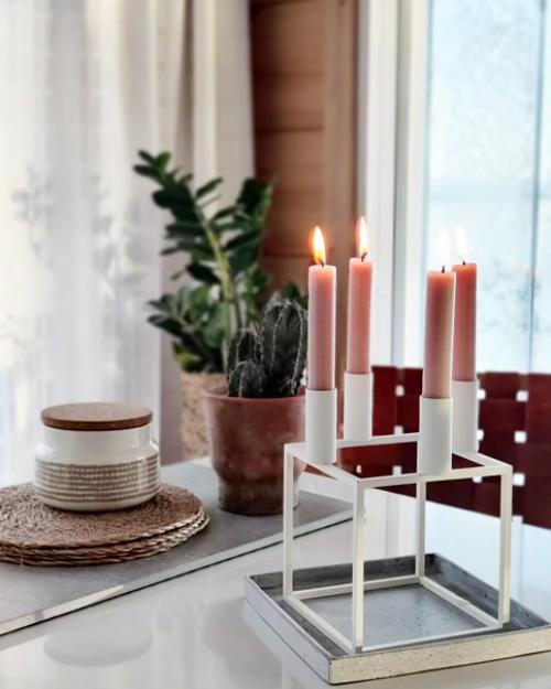 Уютная снежная зима в Финляндии: интерьер деревянного дома с потрясающим видом из окна. 01