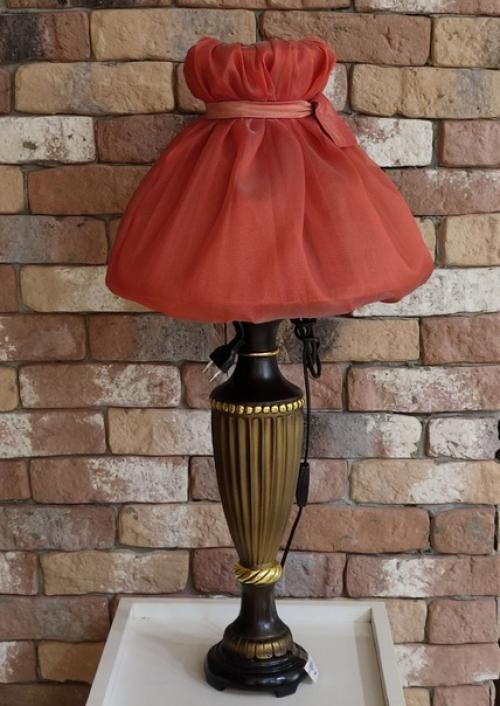 Изысканная и элегантная настольная лампа придает атмосферу особого тепла и уюта любому интерьеру. 04