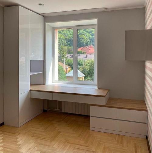 Идея организовать стол непосредственно возле окна многим кажется привлекательной. 09