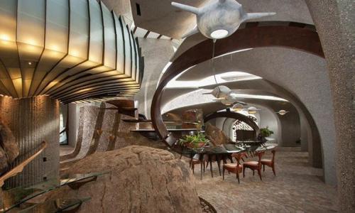 Необычная вилла - призрак расположена в глубине пустыни Joshua Tree (Калифорния), выполнена из бетона, стекла, стали и меди. 05