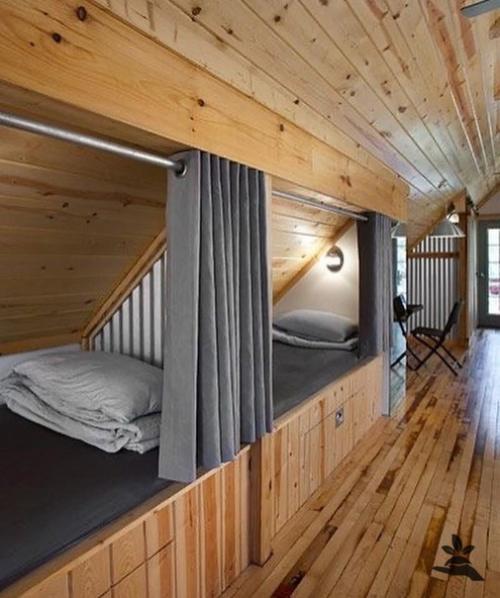 Удачные идеи обустройства спального места на мансарде. 05