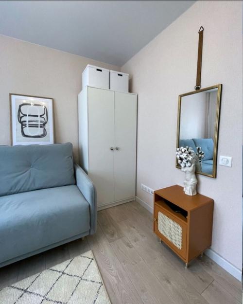 Очень уютный вариант ремонта в небольшой гостиной комнате. 04