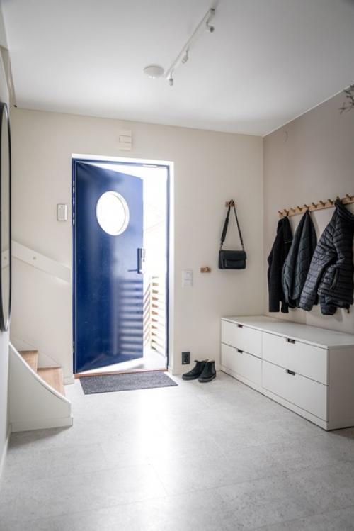 Интерьер в Швеции, где главную роль играет не только белый цвет. 04