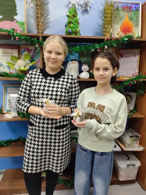 Рождественский ангел. Рождественский ангел - популярное праздничное украшение, традиционно размещаемое на самой верхушке рождественской елки. 08