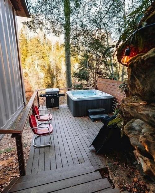 Сказочный домик в лесу с необычным и ярким интерьером. 07