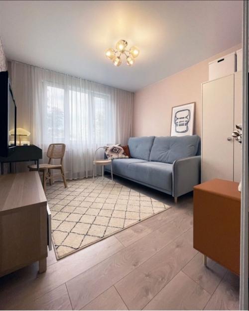 Очень уютный вариант ремонта в небольшой гостиной комнате. 03