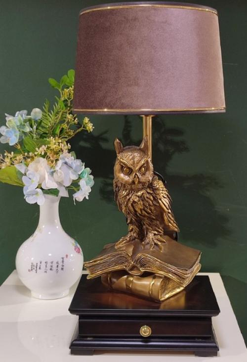 Изысканная и элегантная настольная лампа придает атмосферу особого тепла и уюта любому интерьеру. 01