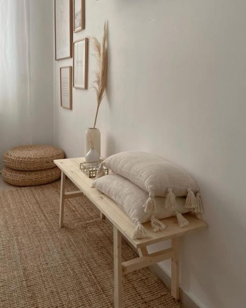 Мебель из натуральной древесины прекрасно смотрится на фоне белых стен, при этом отлично сочетается с такими материалами как лен, ротанг и джут. 01
