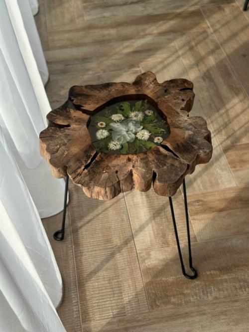 В наличии! 

Журнальный стол из дерева 