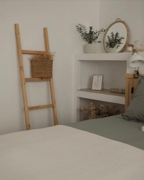 Мебель из натуральной древесины прекрасно смотрится на фоне белых стен, при этом отлично сочетается с такими материалами как лен, ротанг и джут. 02