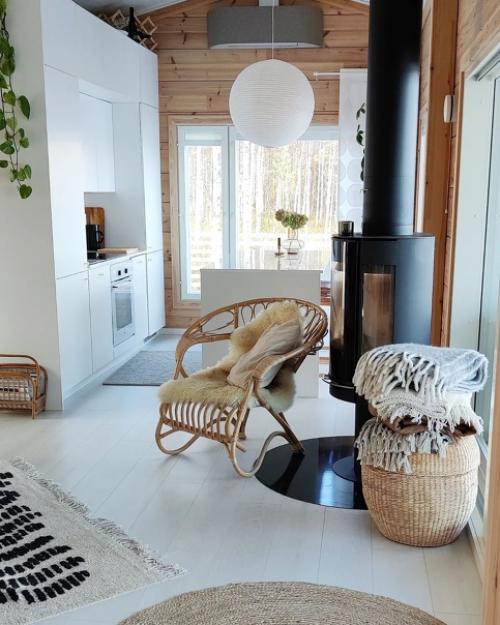 Уютная снежная зима в Финляндии: интерьер деревянного дома с потрясающим видом из окна. 07