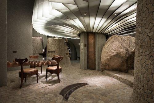 Необычная вилла - призрак расположена в глубине пустыни Joshua Tree (Калифорния), выполнена из бетона, стекла, стали и меди. 02